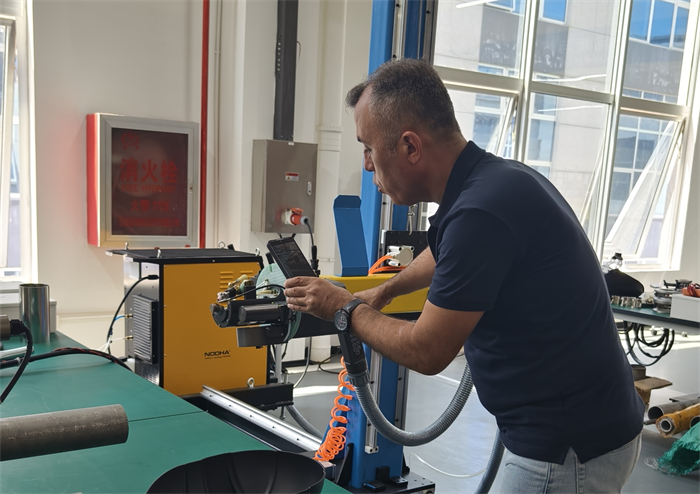 قام عميل من تركيا بزيارة الموقع واطلع على منتجات لحام الأنابيب بألواح الأنابيب