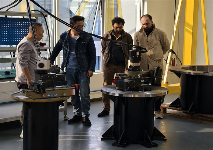 زار عملاء من أذربيجان شركة نودها لمعاينة آلة تشكيل حواف الفلنجات بطول 3 أمتار