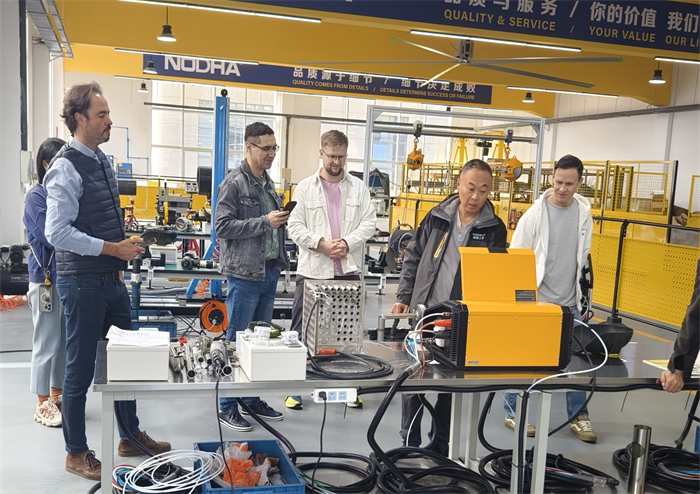 عملاء من المكسيك وروسيا يزورون في نفس الوقت